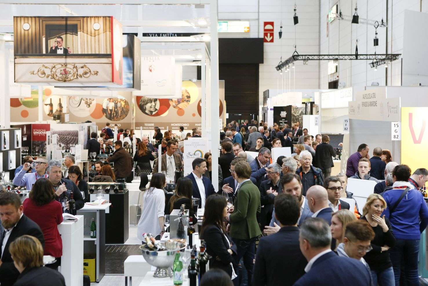 Ganz im Zeichen ihres Slogans „To Another Great Year“ setzt die ProWein vom 19. bis 21. März 2017 neue Maßstäbe: Auf die Fachleute der internationalen Wein- und Spirituosenbranche warten dieses Mal mehr als 6.300 Aussteller aus 60 Nationen, darunter alle relevanten Weinbauregionen dieser Welt plus einer Auswahl von etwa 400 Spirituosen-Spezialitäten. Rund die Hälfte aller Aussteller kommt aus Frankreich und Italien. Sie sind wie die anderen Länder mit allen relevanten Weinregionen vertreten - von den Abruzzen bis Venetien; von Bordeaux bis Sud-Ouest. Zu den weiteren Top-Ausstellernationen gehören Deutschland, Übersee, Spanien, Österreich und Portugal. Dazu gibt es zahlreiche Neuentdeckungen wie das Weingut Dos Hemisferios aus Ecuador, Pico Wines von den Azoren oder das Weingut Turnau aus Polen. Premiere feiert die Asian Wine Producers Association, die eine Vielzahl asiatischer Winzer vereint und spannende Einblicke in das Thema Wein aus Asien verspricht. Das bewährt starke Segment Biowein mit zahlreichen Ausstellern und allen internationalen Bio-Verbänden bekommt weiter Zuwachs, unter anderem mit der Sonderschau „Organic World“ mit rund 30 internationalen Ausstellern – hauptsächlich aus Europa. | Very much in line with its slogan “To Another Great Year” ProWein from 19 to 21 March 2017 is setting new standards. Specialists in the international wine and spirits sector will be met by more than 6,300 exhibitors from 60 nations, including all relevant winegrowing regions of the world – a total of 295 – plus a selection of some 400 spirits specialities. About half of all exhibitors come from France and Italy. Like other countries they are represented with all relevant wine regions – from the Abruzzi to Veneto and from Bordeaux to the Sud-Ouest. Other top exhibitor nations include Germany, the New World, Spain, Austria and Portugal. These are joined by numerous new discoveries like the Dos Hemisferios winery from Ecuador, Pico Wines from t