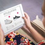 Sneaker zum günstigsten Preis finden: 7 unschlagbare Geheim-Tipps für Online-Shopper / Wie man mit einfachen Tricks bares Geld beim Sneaker-Kauf sparen kann / Preisvergleiche verschaffen Verbrauchern einen schnellen Überblick über viele Händler und helfen so schnell die günstigsten Angebote zu identifizieren. Für Mode und Schuhe eignet sich beispielsweise StyleLounge, eine spezialisierte  Mode-Preisvergleichsseite. Weiterer Text über ots und www.presseportal.de/nr/126985 / Die Verwendung dieses Bildes ist für redaktionelle Zwecke honorarfrei. Veröffentlichung bitte unter Quellenangabe: "obs/StyleLounge GmbH/Foto: placeit.net"