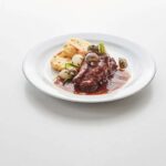 telecí krk Bourguignon, opečené škubánky se slaninou, stříbrné cibulky se zeleninou a žampióny