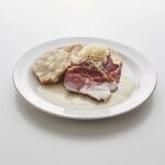 uzená vepřová krkovice s křenovou omáčkou a žemlovými knedlíky