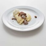 povidlové taštičky s oříšky, máslem a šlehanou smetanou