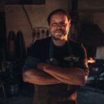 Nožíř Jaroslav Novotný ve své kovárněw