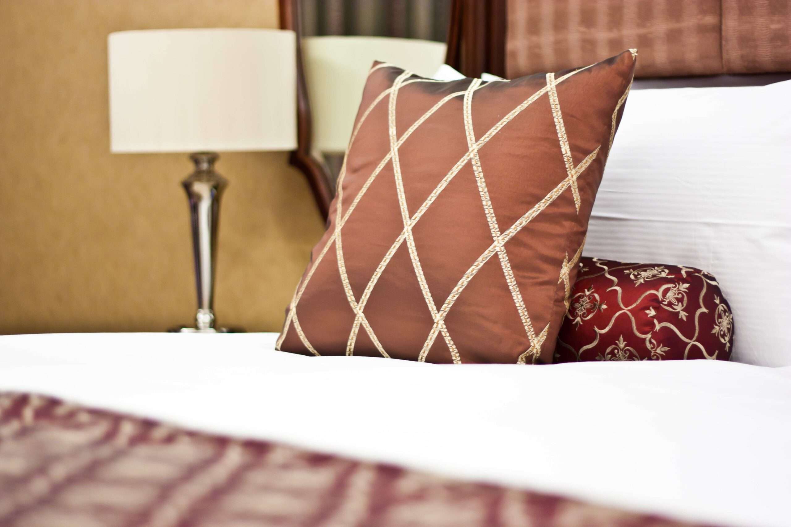 Rozmach a případná stagnace domácího lázeňství? Pillows in Hotel bedroom