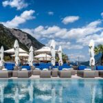 Díky unikátní skladbě vrstev na hliníkovém rámu zůstávají polstrované pohovky a sedačky IKONO celoročně venku, kde odolávají rozmarům počasí i všem druhům znečištění.