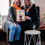 Jaroslava Chudá, vydavatelka novin Svět HORECA s autorkou knihy Jarkou Vyskočilovou na křtu knihy v Vienna House by Wyndham Diplomat Prague
