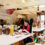 Vedoucí textilní laboratoře Cecilia Raspanti pracuje na rostlinných a bakteriálních pigmentech v rámci WAAG FutureLab