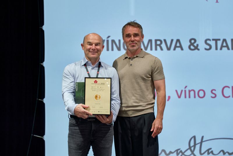 Slovensko si připsalo také vítězství v kategorii mladých vín, kde uspělo renomované vinařství Víno Mrva & Stanko se Sauvignonem (víno s CHOP, 2025)